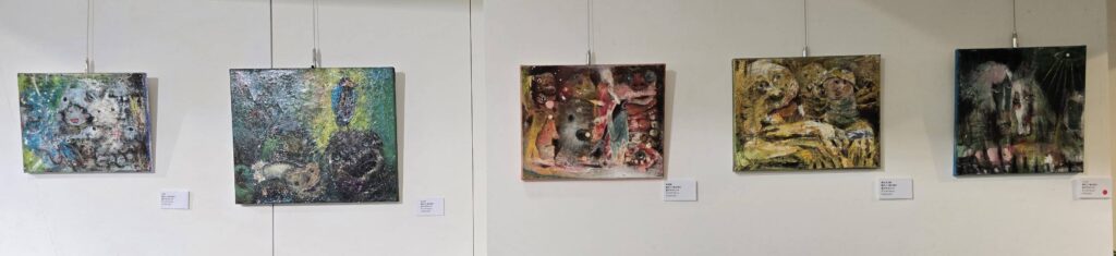 ▲展出的大小畫作，使簡郁雯老師的臺灣首展備顯觀感與話題，在油畫與壓克力作品的舖陳與亮麗呈現下，成為外界矚目的焦點。（記者 詹佳綺/攝）