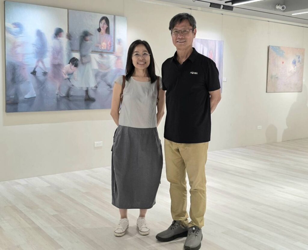 ▲余秀蓉個展的開展首日,她的指導教授師大美術系黃進龍教授(右)特別前來道賀,對余秀蓉的當代藝術創作的作品展出給予正面肯定。(圖/余秀蓉 提供)