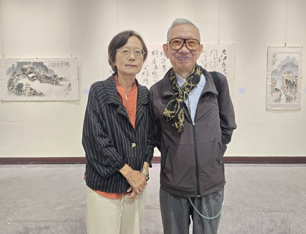 ▲素描大師香港藝術家何子（右）在夫人趙無量的陪同下，來臺進行臺灣個人首展，意義非凡且備受關注。（記者 詹佳綺/攝）
