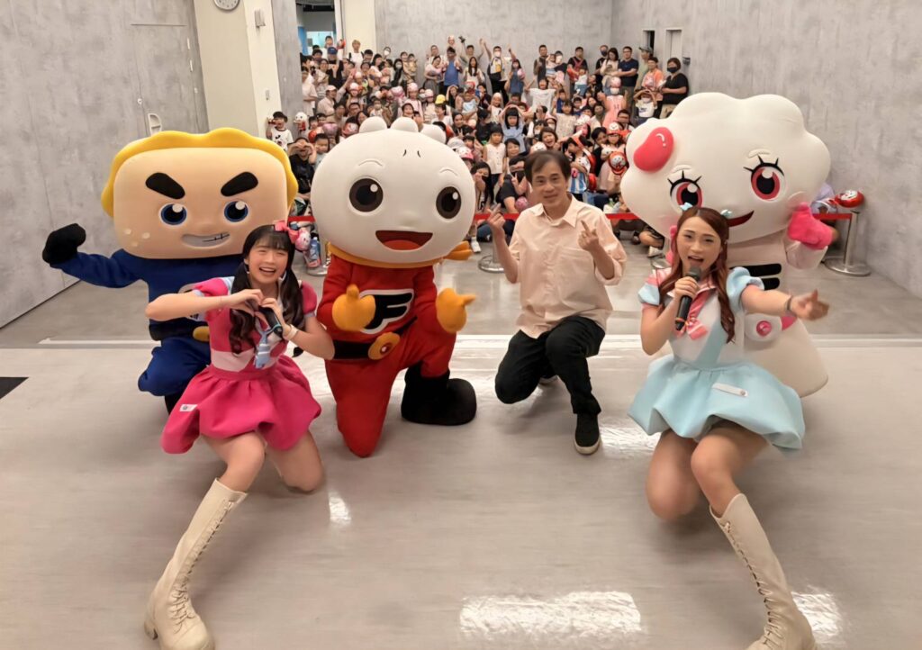 ▲出席開幕式的主協辦方與參加活動的親子民眾開心合影留念。(圖/臺北市藝文推展處 提供)