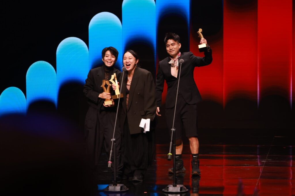 最佳導演獎由洪千涵、洪唯堯、曾睿琁（明日和合製作所）以《FAMILY TRIANGLE：二生三，三生萬物》獲得。（圖/文化局提供）