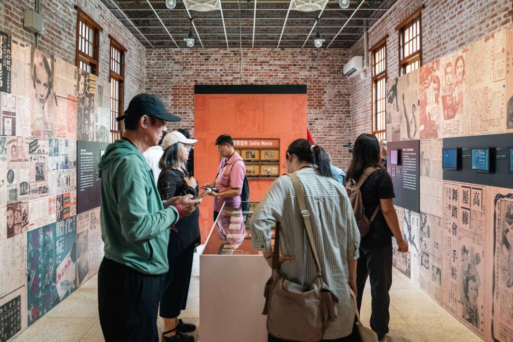 ▲民眾在展場觀展,顯得興致盎然。(圖/台北市立文獻館 提供)