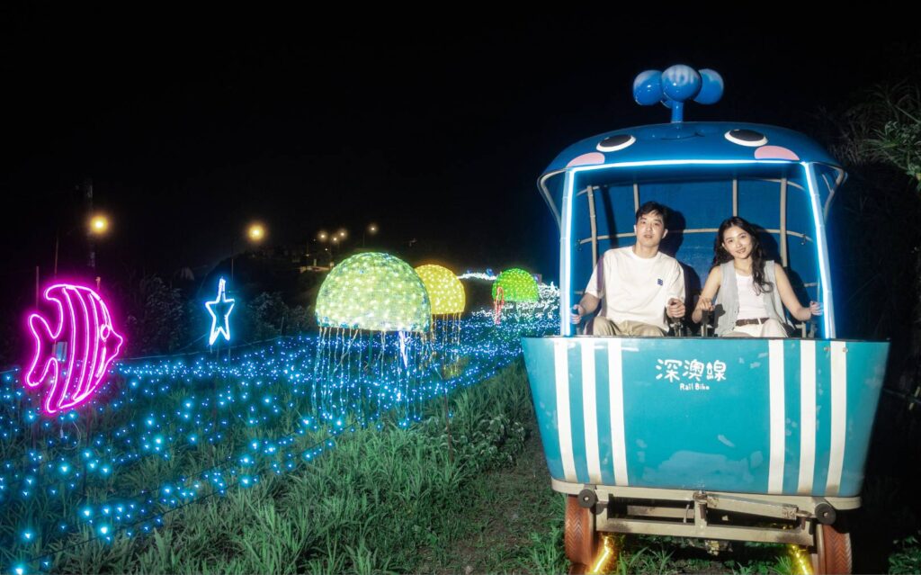 ▲主題燈區「星海棲境」在夜間由發光水母與絢麗魚群造型燈飾交織出浪漫迷人的盛夏星空海洋。(圖/新北觀旅局 提供)