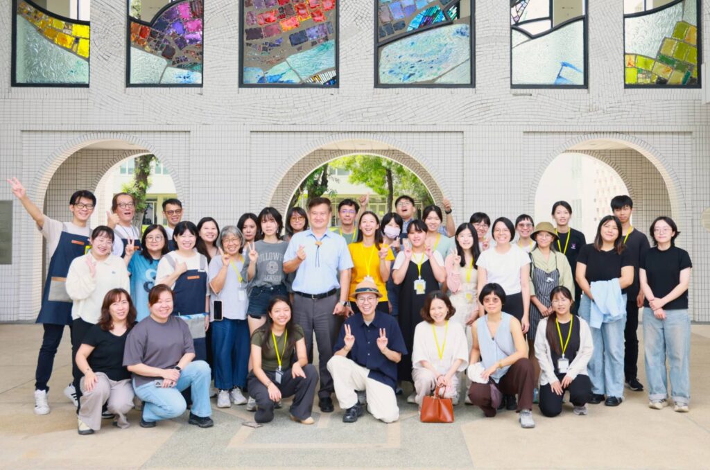 ▲參與臺灣工藝學院暑期培育營開訓的師生與工藝界人開心士合影留念。(圖/工藝中心 提供)