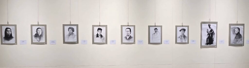 ▲人物素描繪本的精彩呈現，看到了何子老師在創作過程的細節，讓人專注駐足聆賞。（記者 詹佳綺/攝）
