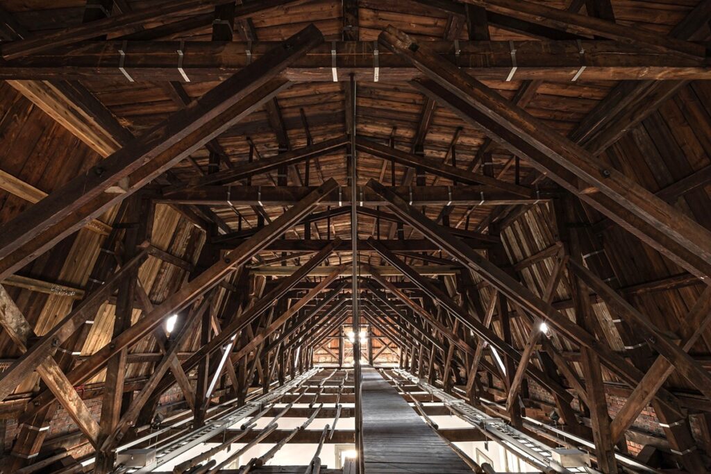 臺中州廳建築屋頂內迷人的木構屋架與貓道。(圖/文資處提供)