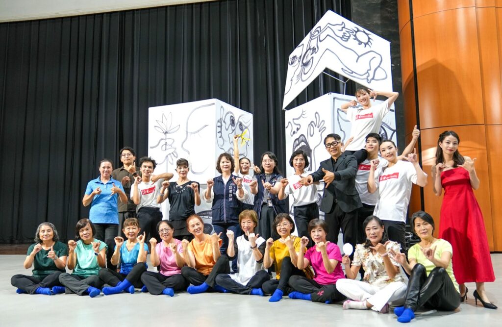 文化局主秘蕭靜萍至後台與表演者慰勉及合影。(圖/文化局提供)