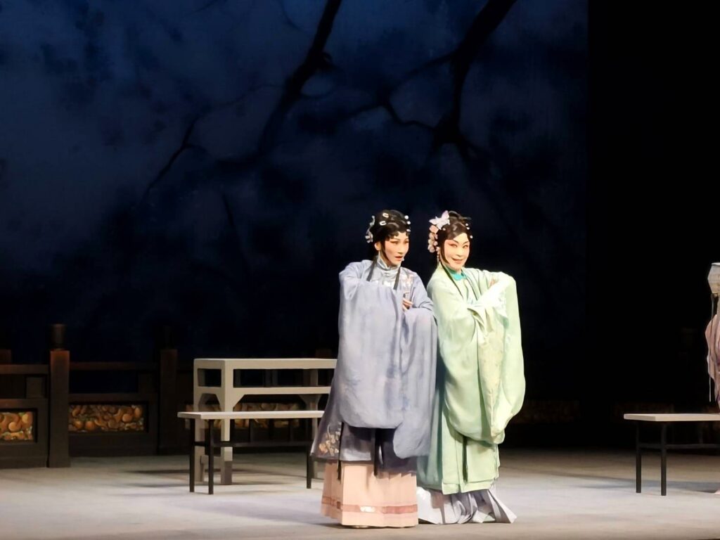 朱安麗、陳美蘭兩位旦角演員「同台同時共飾一角」,虛實交織,呈現角色內在不同層次的心理聲音。(記者 陳安婷/攝)