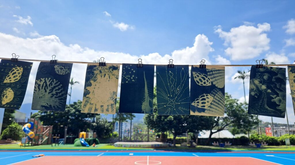 藝術家侯慧與學童共創的藝術作品《海想留下——湛藍顥影》，以海廢藍曬連結海洋環境意象。 (圖/文化局提供)