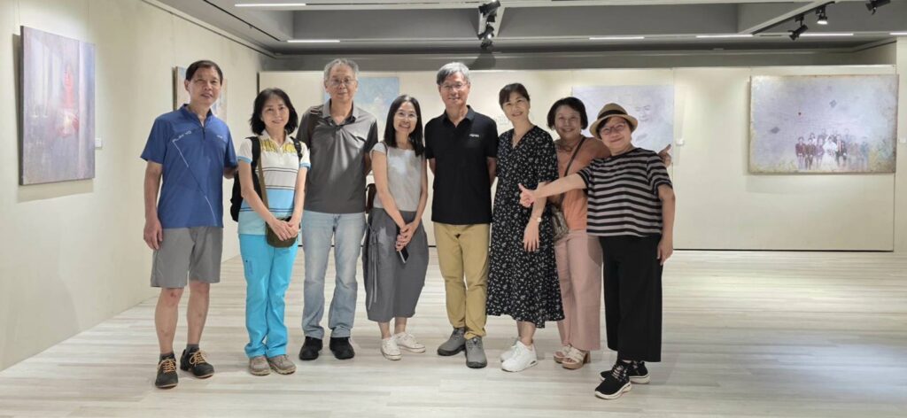 ▲余秀蓉(左四)與指導教授黃進龍老師(右四)及同學摯友們在展場開心合影留念。(圖/余秀蓉 提供)
