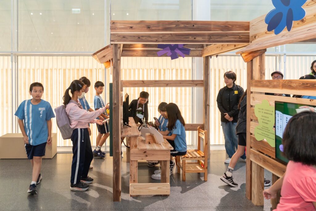 ▲「一樣不一樣」展覽現場受到學童的熱烈參與，有著歡樂的互動場面。（圖/桃園兒童美術館 提供）
