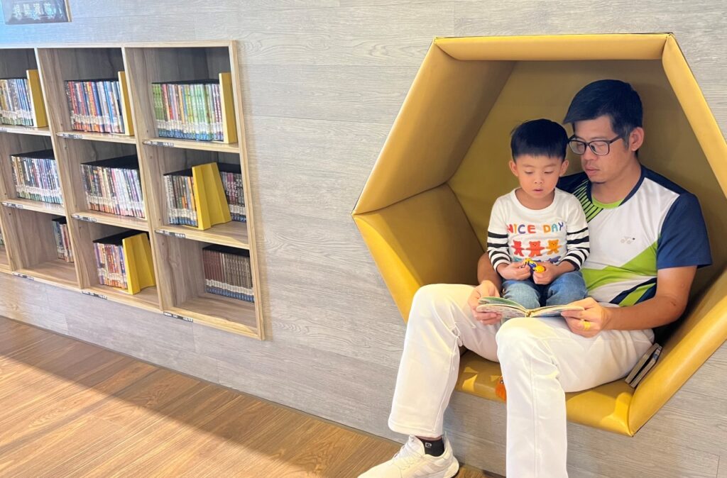 暑假是親子一起共讀的好時光，中市圖推薦多本暖心繪本，歡迎來閱讀。（圖/中市圖提供）
