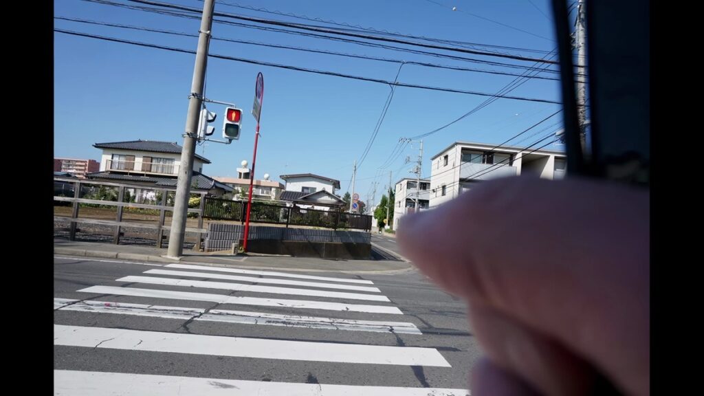 韓國藝術家鄭然斗興日本全盲藝術鑑賞者白鳥健二合作的〈雁行追逐〉，以白鳥健二拍攝的上千張攝影作品剪輯成錄像短片，探討視障者如何利用相機感知細節。（圖/國家攝影文化中心提供）