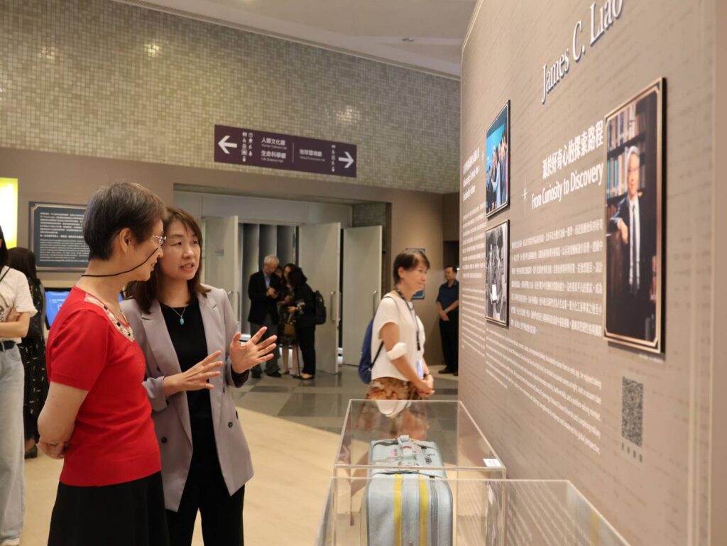 ▲民眾觀展時對內容的豐富性感到有極大的興趣。（圖/教育部 提供）