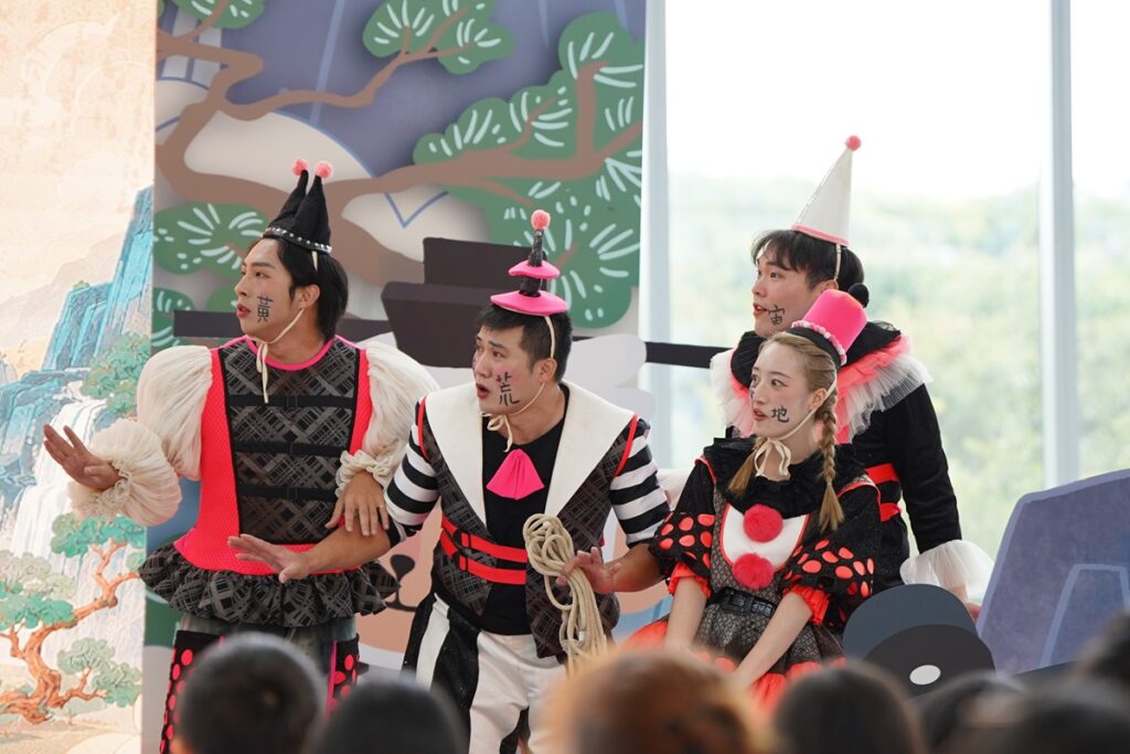 故宮南院「夏日親子藝術月」開幕現場，特別安排天馬戲創作劇團的大型兒童劇《藝字特攻隊》精華片段搶先看。（圖/故宮提供）