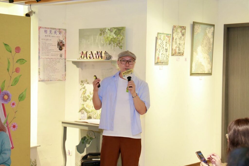「重南Fun書假x拾光書屋-人物故事講堂」-法國食尚作家里維帶領現場讀者閱覽其新作《巴黎啊你為什麼叫巴黎》。（圖/臺北市商業處提供）