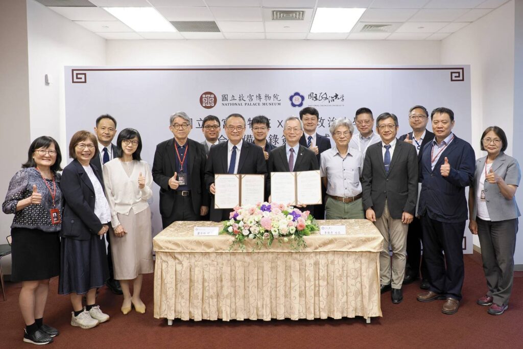 ▲故宮與政大簽署合作備忘錄後,雙方團隊高層合影留念。(圖/故宮 提供)