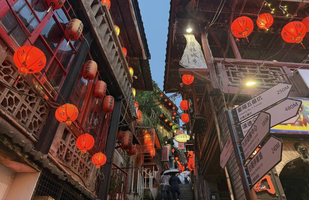 ▲暮色低垂,點點紅光點亮了蜿蜒的九份老街,紅燈籠與山城夜景相互輝映, 為旅客帶來專屬九份的夏日風情。(圖/新北市觀旅局 提供)