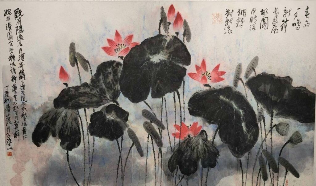 ▲何子老師的荷花系列作品，成為他素描繪畫中的聚焦之作，呈現觀者豐沛視覺美感。（記者 詹佳綺/攝）