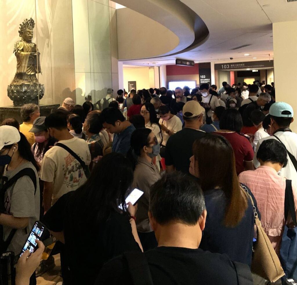 ▲龍藏經特展展出以來備受歡迎，民眾爭相踴躍觀賞。（圖/故宮 提供）