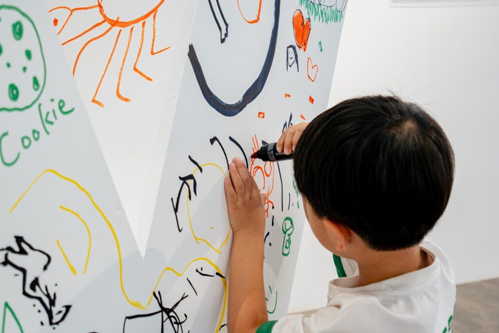 《紙上城市插畫展》展區「我們的城市Our Town」邀請觀眾共同參與創作。(圖/中原文創園區提供)