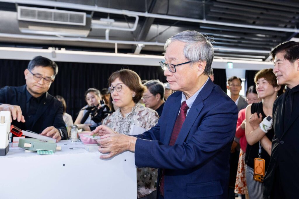 ▲文化部長李遠（右）觀看臺灣文博會的相關設施。（圖/文化部 提供）