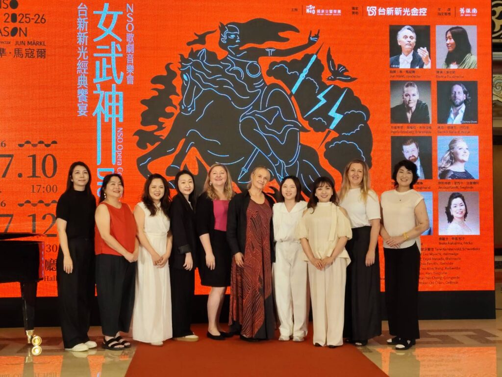 飾演女武神的女演員們合影。（記者 陳安婷/攝）