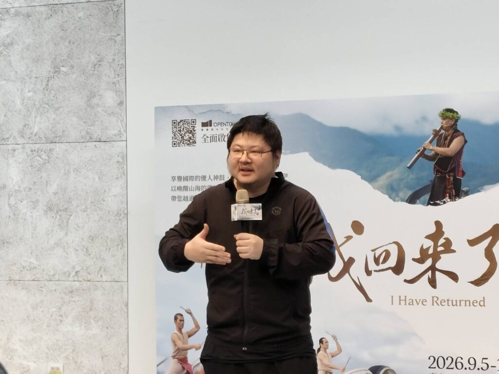 優人神鼓創辦人劉若瑀之子黃懷槿導演，講述此次巡演節目的內涵。（記者 陳安婷/攝）