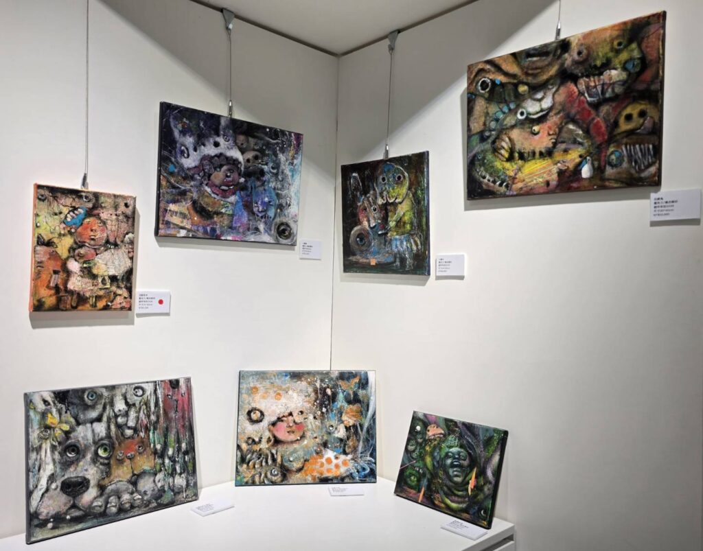 ▲▼在大岡藝術中心所展出的「簡郁雯創作展」中，簡郁雯作品在擺設與展示上都強調了視覺的均衡性及動線的適宜度，讓觀者在觀展中一目暸然。（記者 詹佳綺/攝）