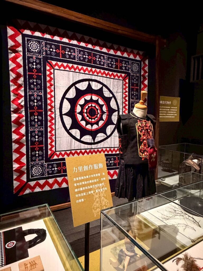 ▲在排灣族的傳統儀式中，以刺繡創作圖案呈現當代的風華。（圖/文化部 提供）