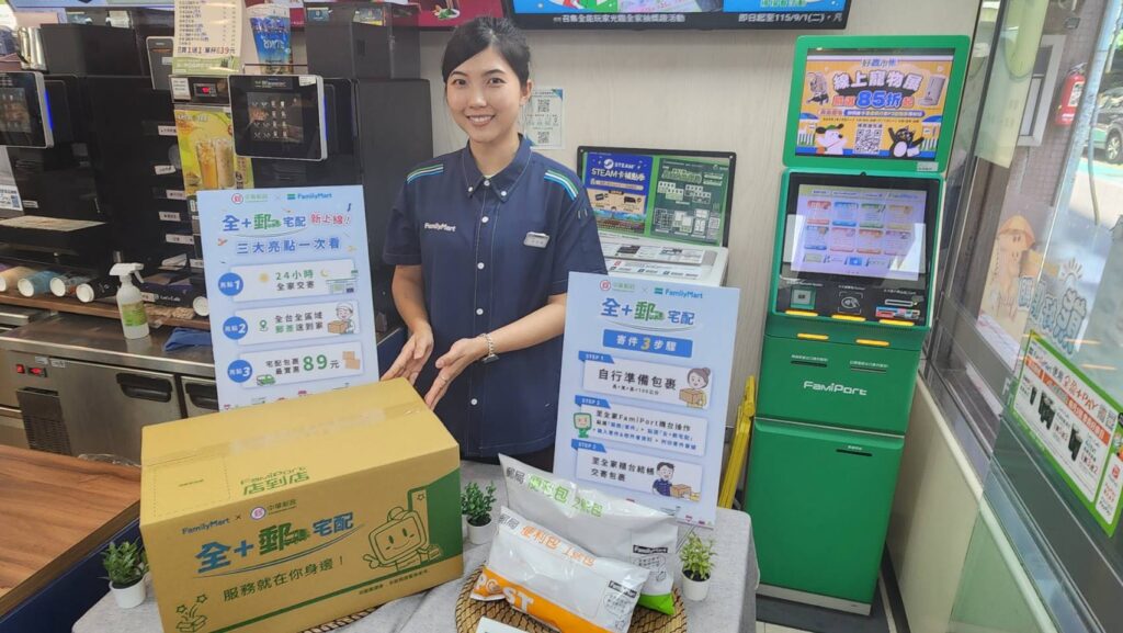 ▲全家便利商店門市服務人員在收貨與寄送的過程顯得駕輕就熟,游刃有餘。(記者 辛澎祥/攝)