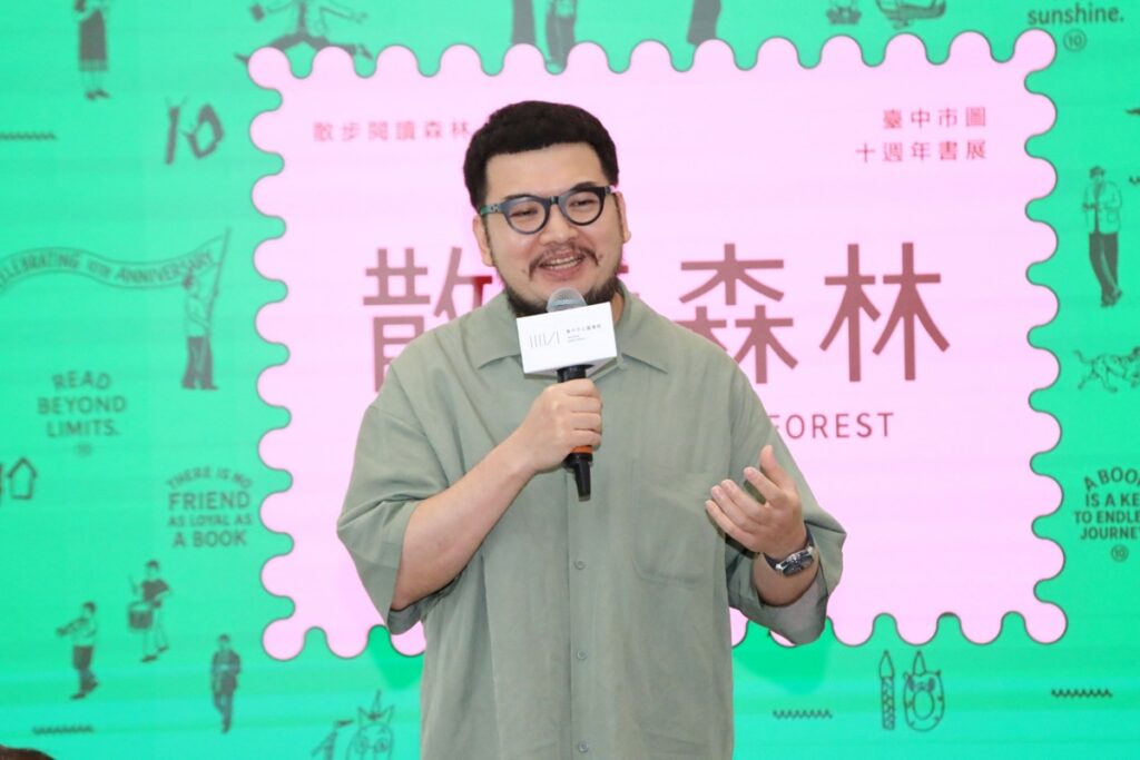插畫家鄒駿昇分享策展理念。(圖/中市圖提供)