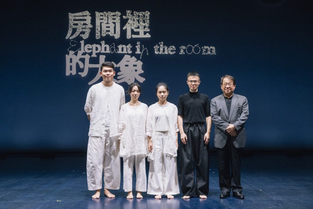 擊思藍盒子總策畫朱宗慶（右）謝孟甫（右二）邀請青年臺灣藝術家呈現首檔製作《房間裡的大象》。 (圖/北藝中心提供)