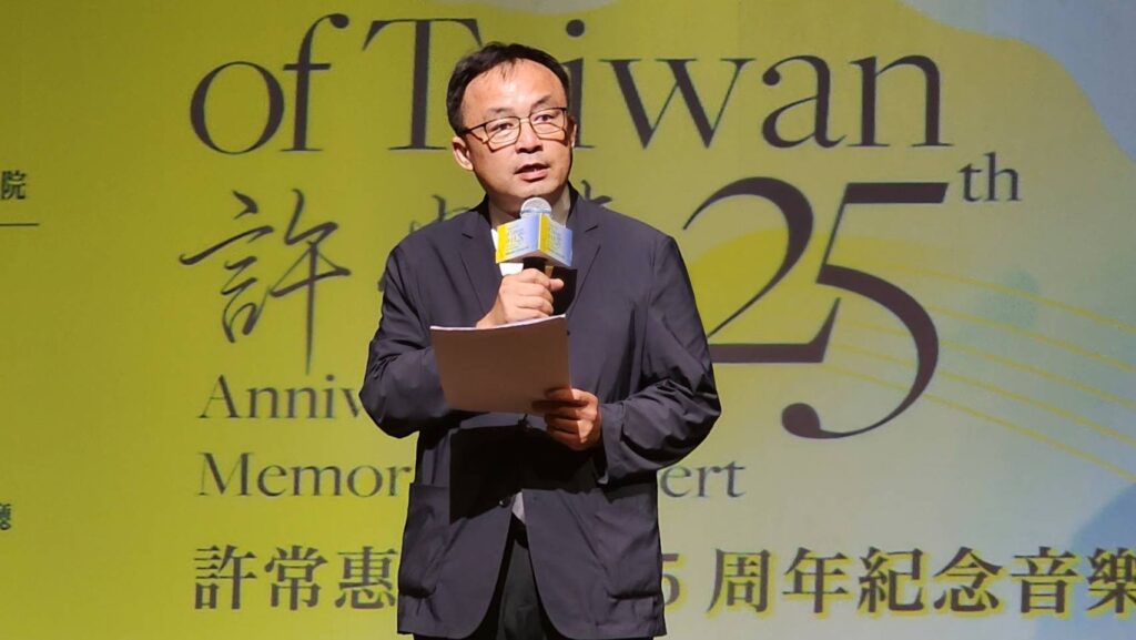 ▲國立臺灣交響樂團團長歐陽慧剛致詞時表達對接受委託參與台中歌劇院首場演出的心情,對許常惠教授的音樂作品給予正面推崇。(記者 辛澎祥/攝)