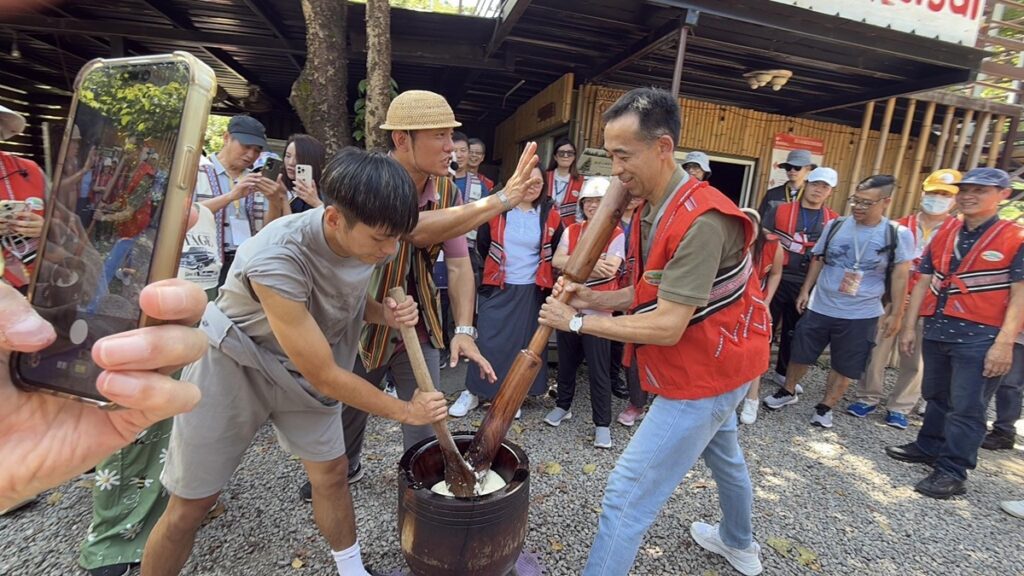 王蘭生館長與參與學員穿著泰雅族傳統服飾,親身體驗搗小米活動。(圖/國父紀念館提供)