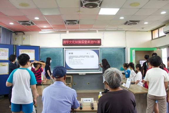 臺南市政府文化局文化資產管理處邀集國小學生舉辦「放鴿笭文化知識王暨桌遊PK友誼賽」。(圖/文化局提供)
