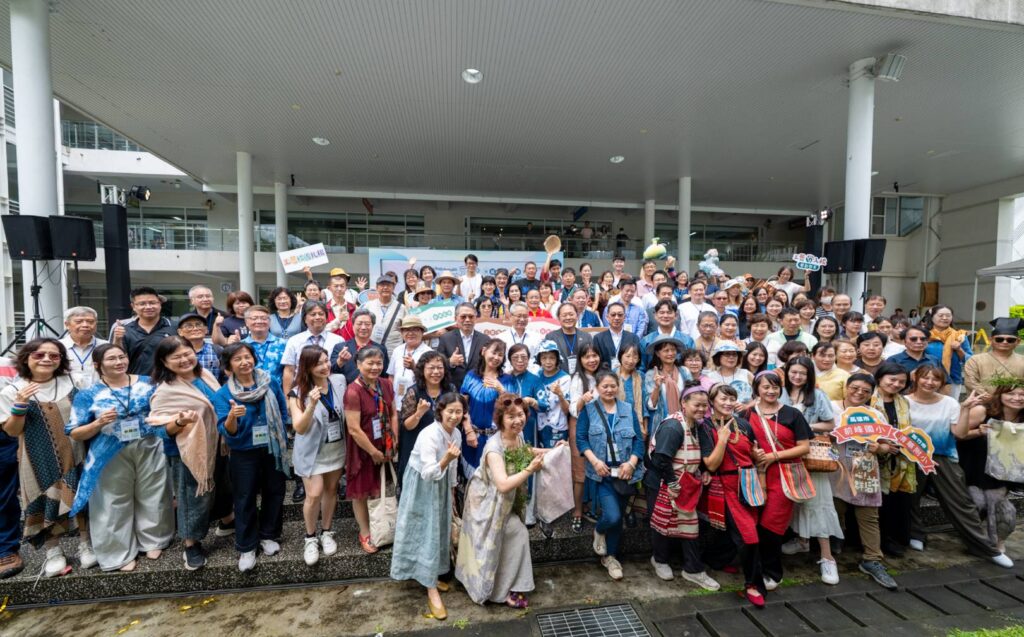 ▲出席工藝中心活動的工藝界人士與各界貴賓與攤商代表齊聚一堂,合影留念,場面熱烈。(圖/工藝中心 提供)