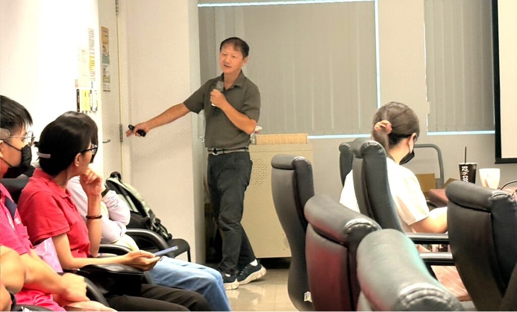 游英俊副局長結合現場環境，解說台中州廳木門絞鍊結構與維護重點。(圖/中市文化局提供)