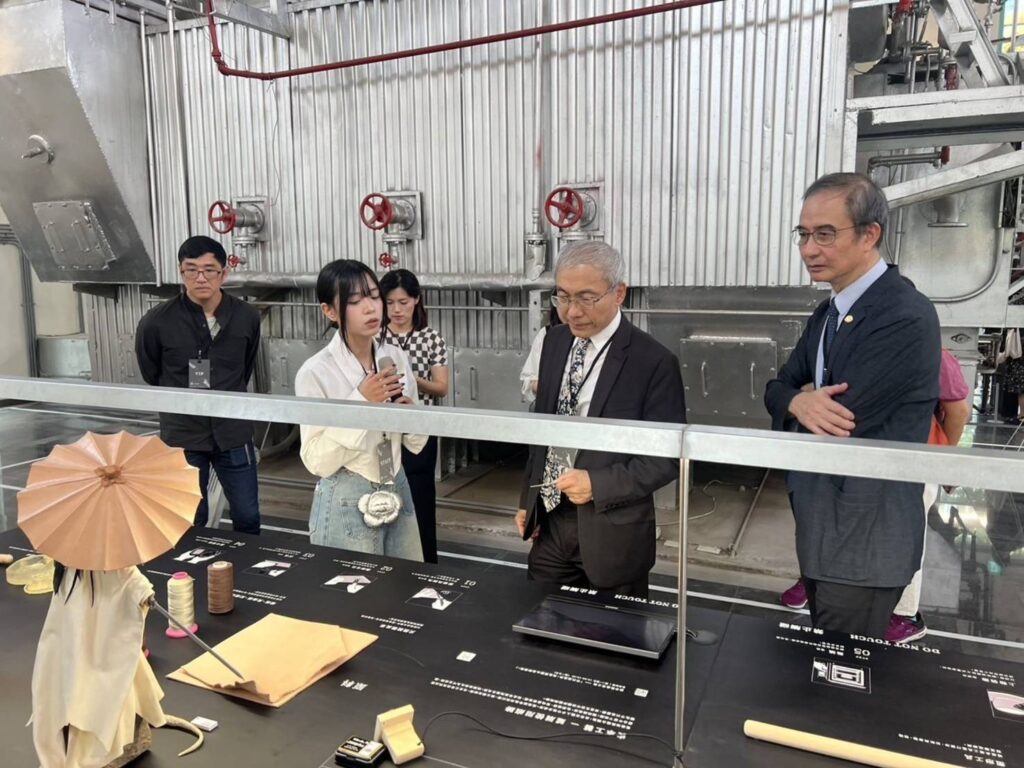 ▲工藝跨域展演開幕,貴賓聆聽導覽。(圖/文資局 提供)