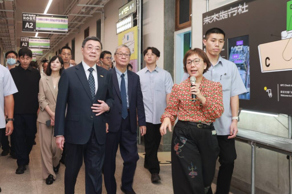 ▲文化部次長王時思（前）特別為與會貴賓進行展出作品的導覽。（圖/文化部 提供）