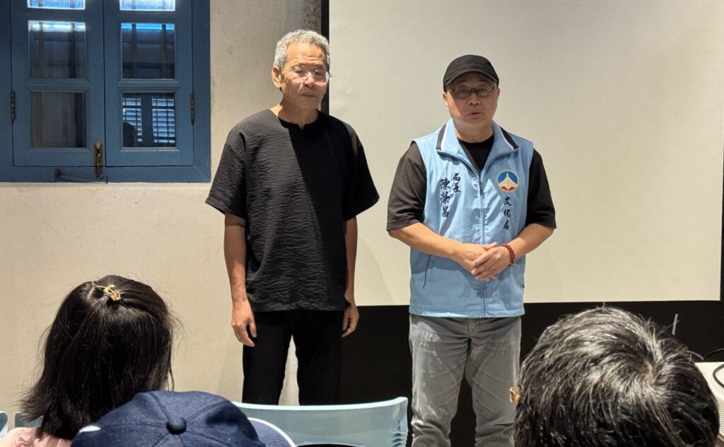 ▲金門縣政府文化局局長陳榮昌(右)說明文資修復與保存的重要性。(圖/金門文化局 提供)