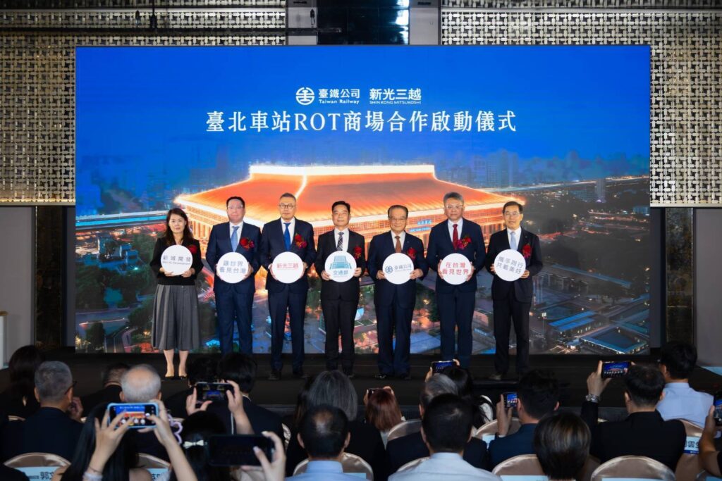 ▲臺北車站ROT商場合作啟動儀式後,臺鐡與新光三越高層展現未來契機的氣勢。(圖/臺鐡公司 提供)