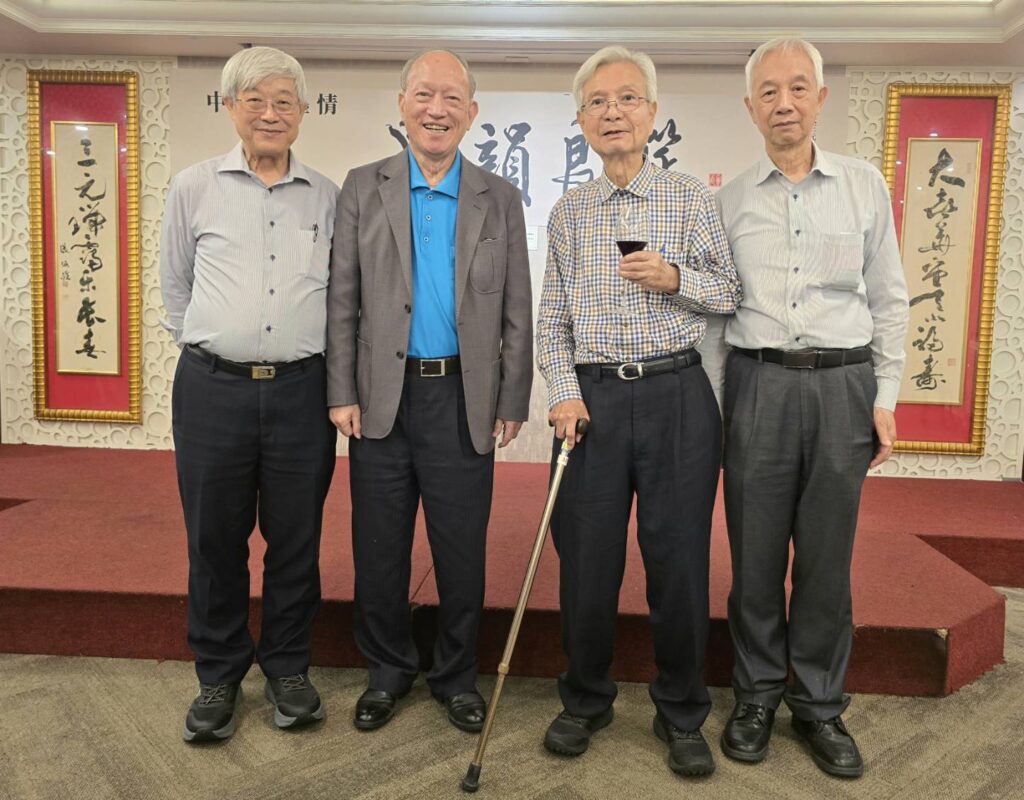 ▲立法院前副院長鍾榮吉(左二)與石漢基董事長(右一)家族淵源深厚,在這次難得的餐會上碰面,雙方顯得十分高興。(記者 辛澎祥/攝)