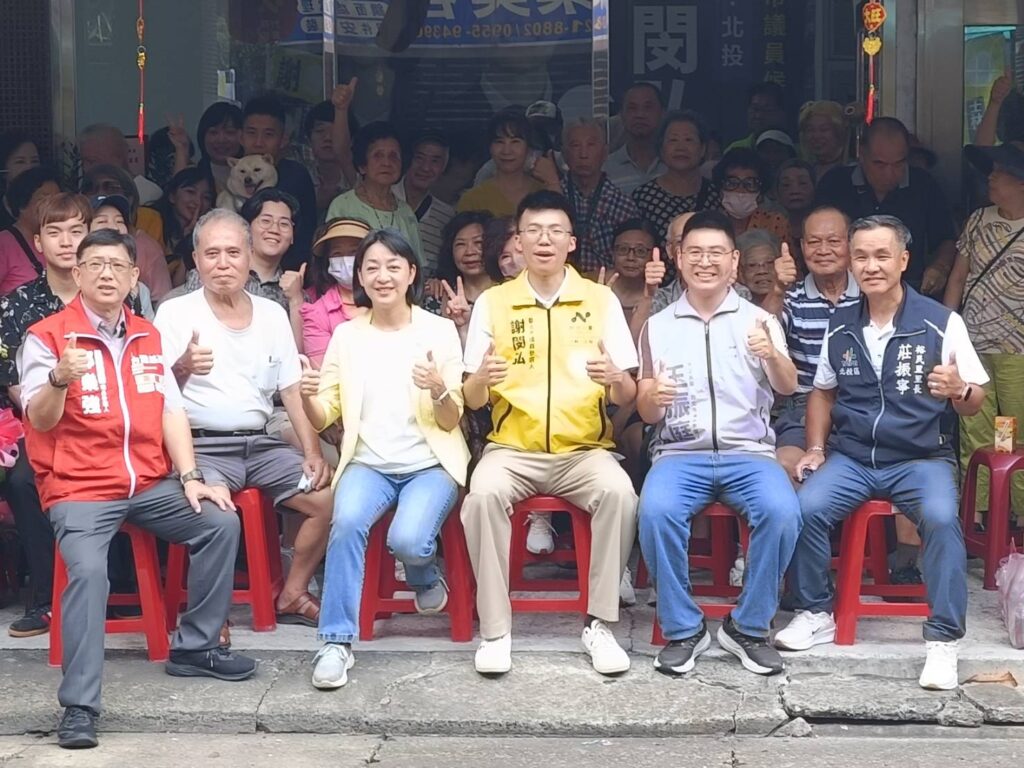 ▲謝閔弘競選辦公室成立茶會,現場貴賓民眾百餘人到場支持,場面相當熱烈。北投區裕民里里長莊振寧(前排右一)亦表達與謝閔弘選戰雙贏的氣勢。(記者 辛澎祥/攝)