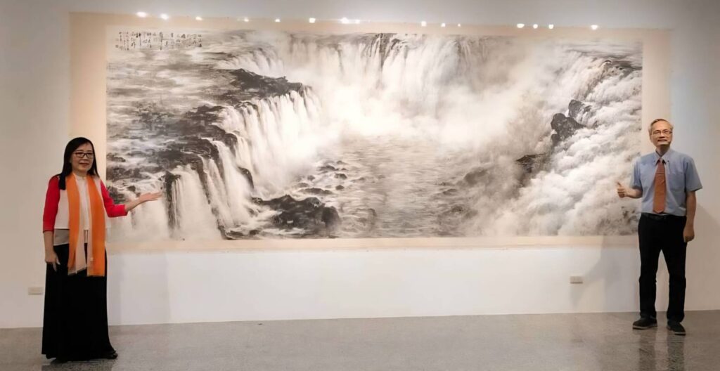 ▲國立彰化生活美學館館長尹彙武(右)特別出席媒體發佈會,並推崇水墨畫家袁之靜在藝術創作領域的成就。(圖/彰化生活美學館 提供)