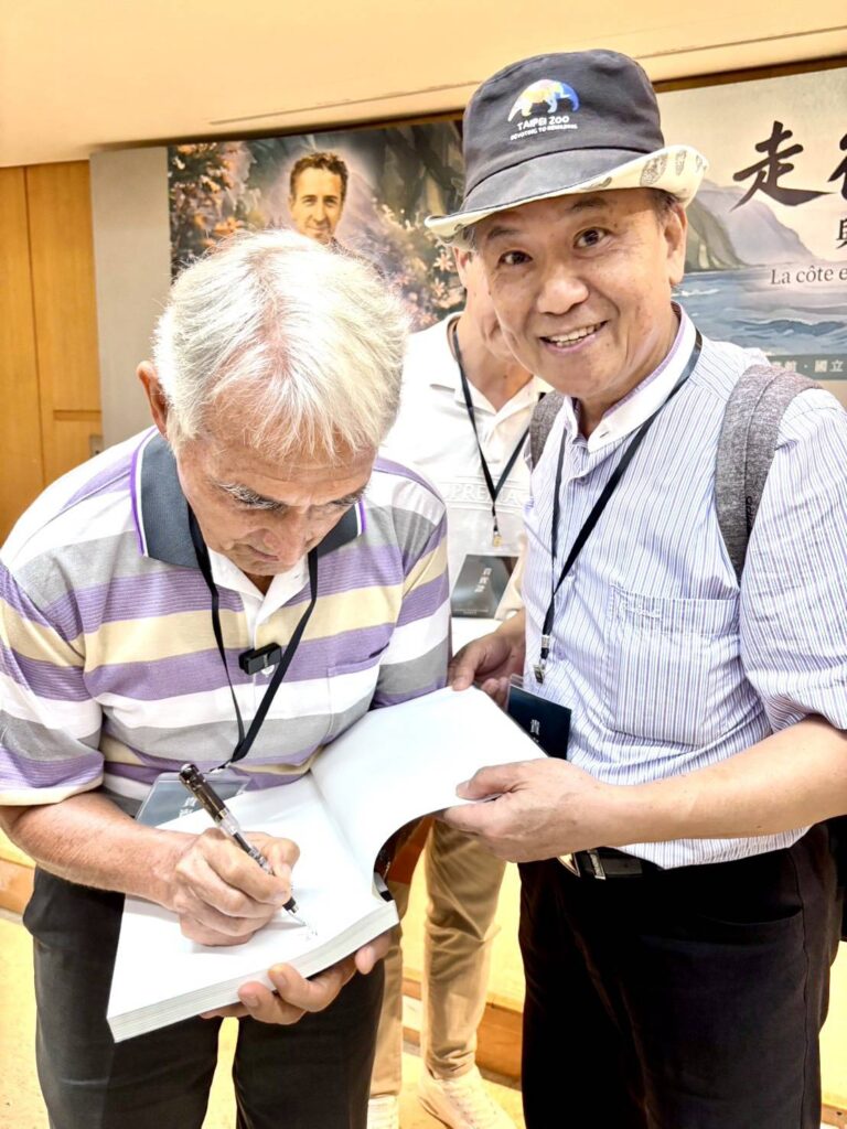 ▲本文撰述作者葉傑生（右）在新書發表會上得到劉一峰神父的簽名，顯得十分開心。（圖/葉傑生 提供）