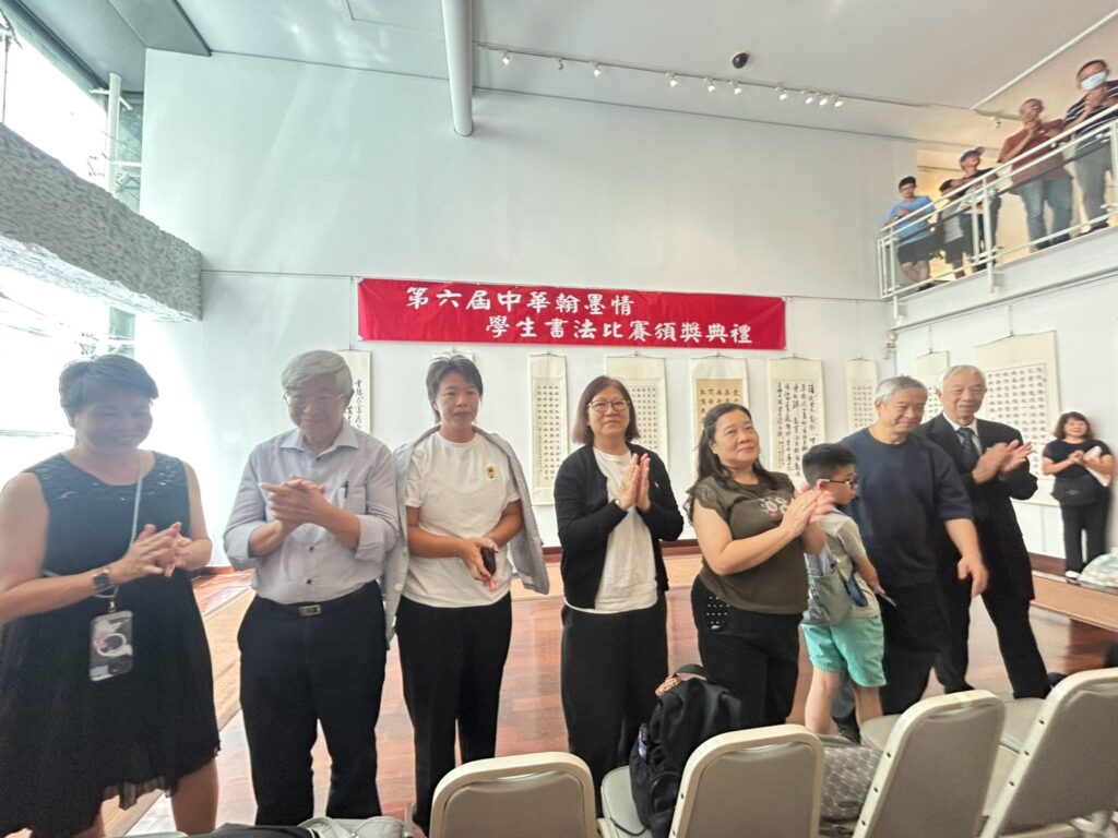 ▲香港漢榮書局董事長石漢基(右一)與陪同來台出席活動的10餘位家族成員,在活動會場受到主協辦方與書界人士的高度推崇與歡迎。(圖/中華書學會 提供)