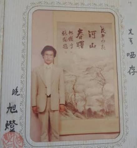 ▲第一次於臺灣省立博物館舉行個展時的姚旭燈,顯得稚氣未脫的模樣,在當時已具創作的大將之風。(圖/姚旭燈 提供)