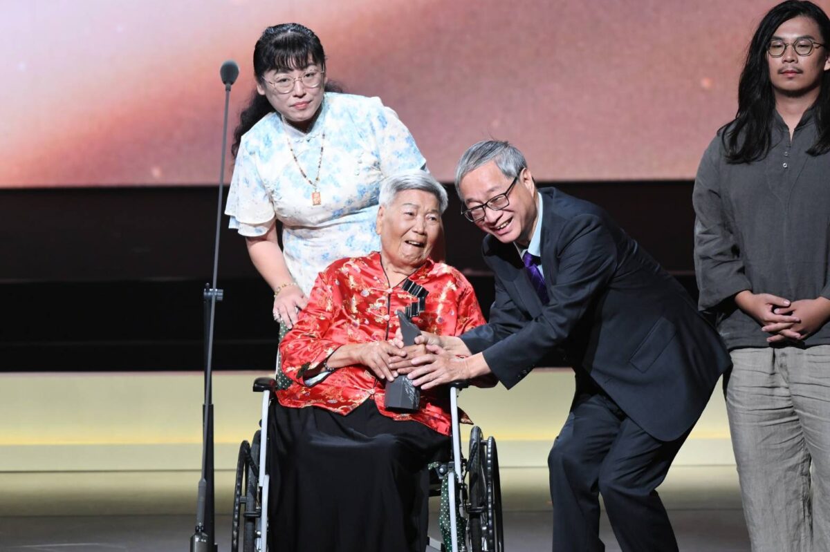 第37屆傳藝金曲獎隆重圓滿  李遠頒發特別獎給張日貴與王慶芳  表彰終身成就與特殊貢獻  各獎項得獎者在傳統音樂領域出眾  可謂實至名歸