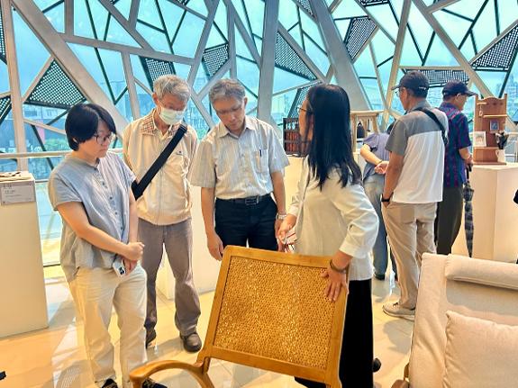 工藝家具對於結構、人體工學、材料與美感的追求,受到民眾的肯定。(圖/臺南文化局提供)